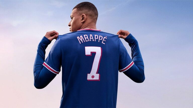 mbappé montrant son maillot