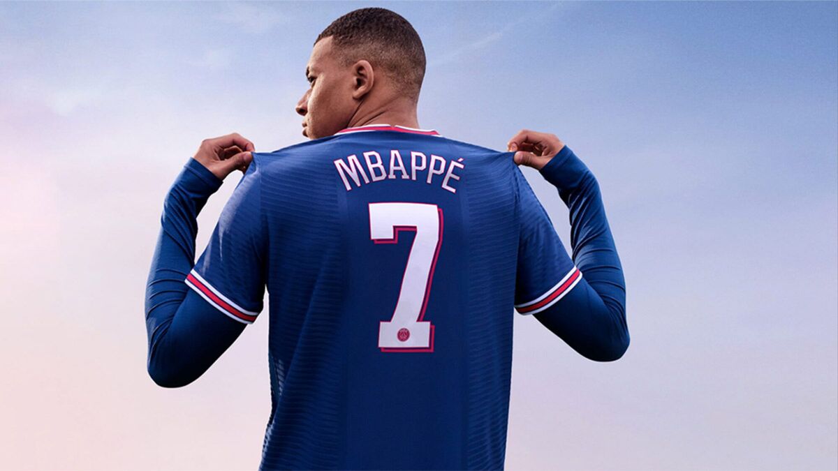 mbappé montrant son maillot